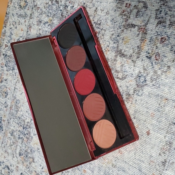 Eyeshadow palette - Picture 2 of 3